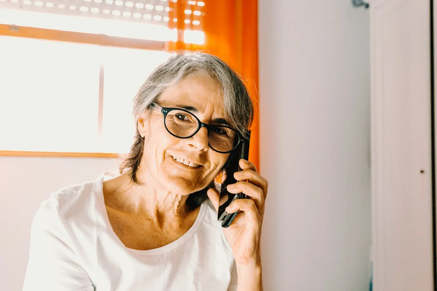 Signora sorridente al telefono